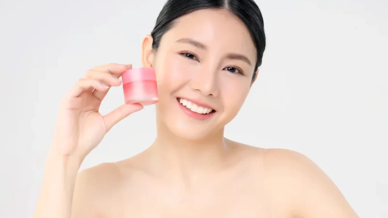Skincare untuk Kulit Sensitif yang Aman Digunakan